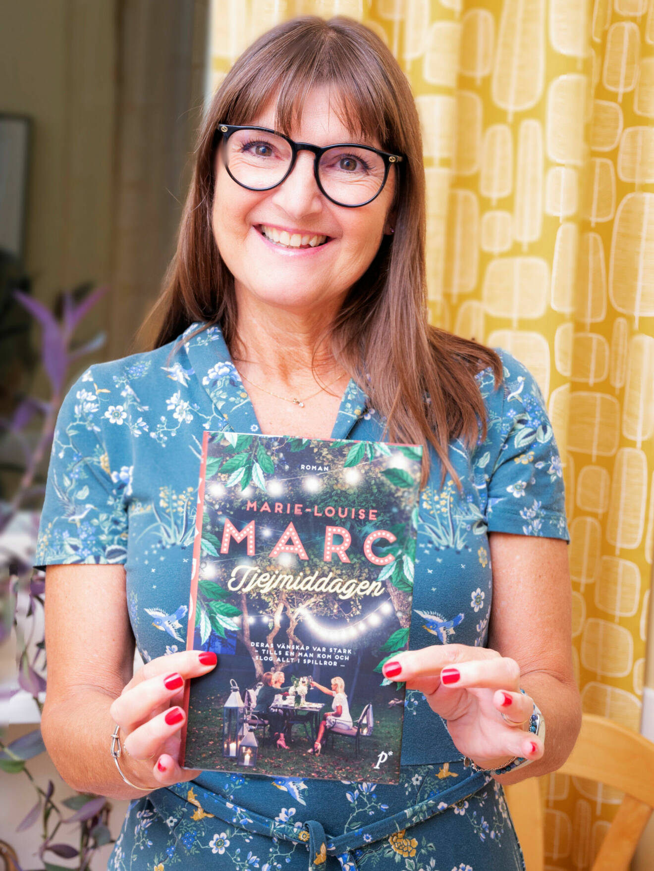 Marie-Louise Marc med sin bok Tjejmiddagen.