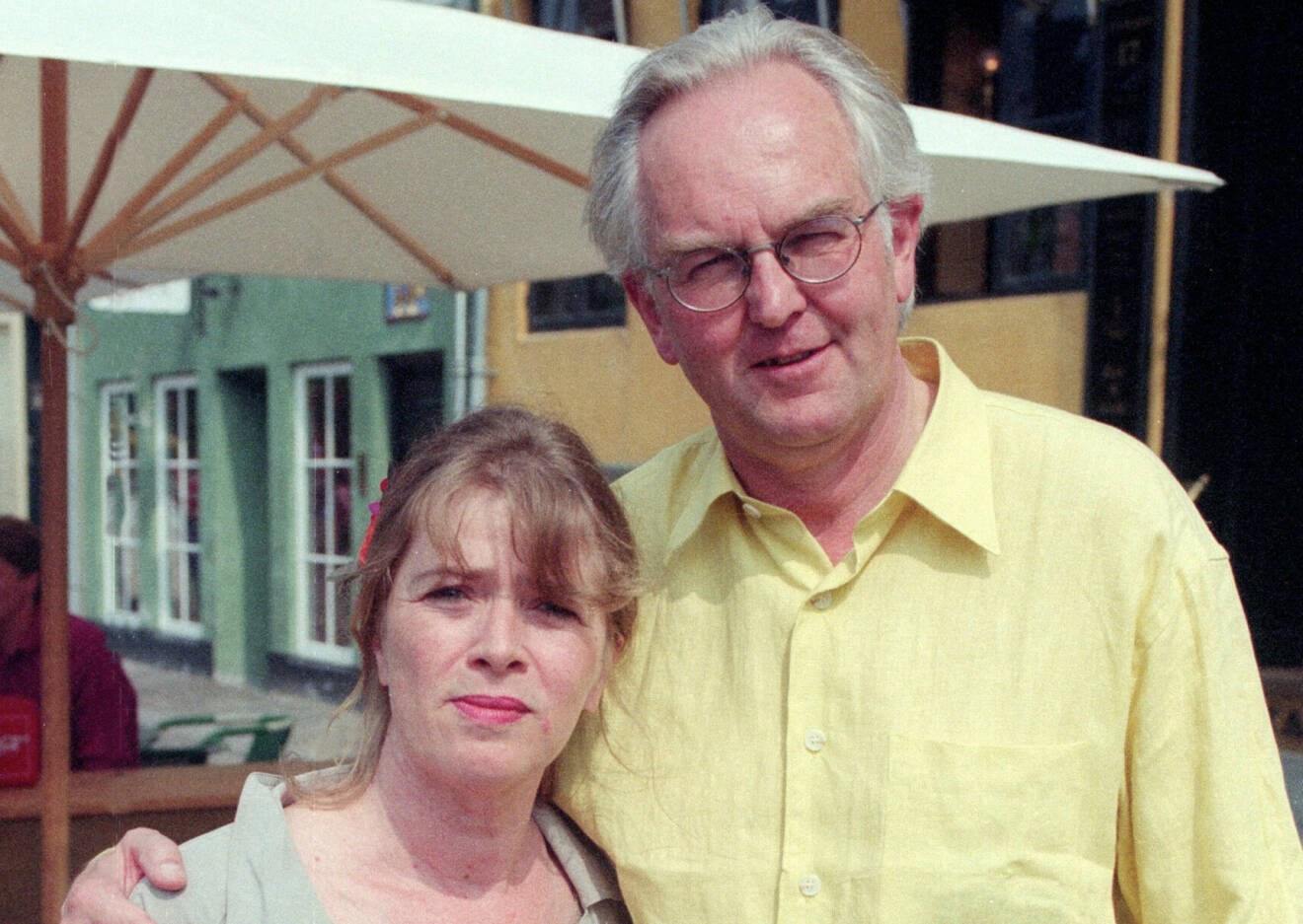 En porträttbild på Hanne och Christoffer från 1996. Christoffer håller armen runt Hanne.