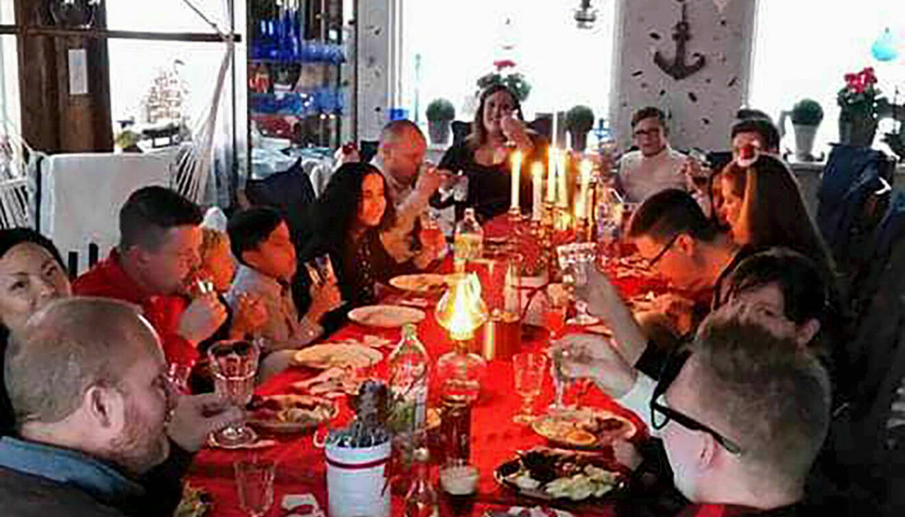 Hela Irenes familj är samlad vid matbordet och äter julmiddag.