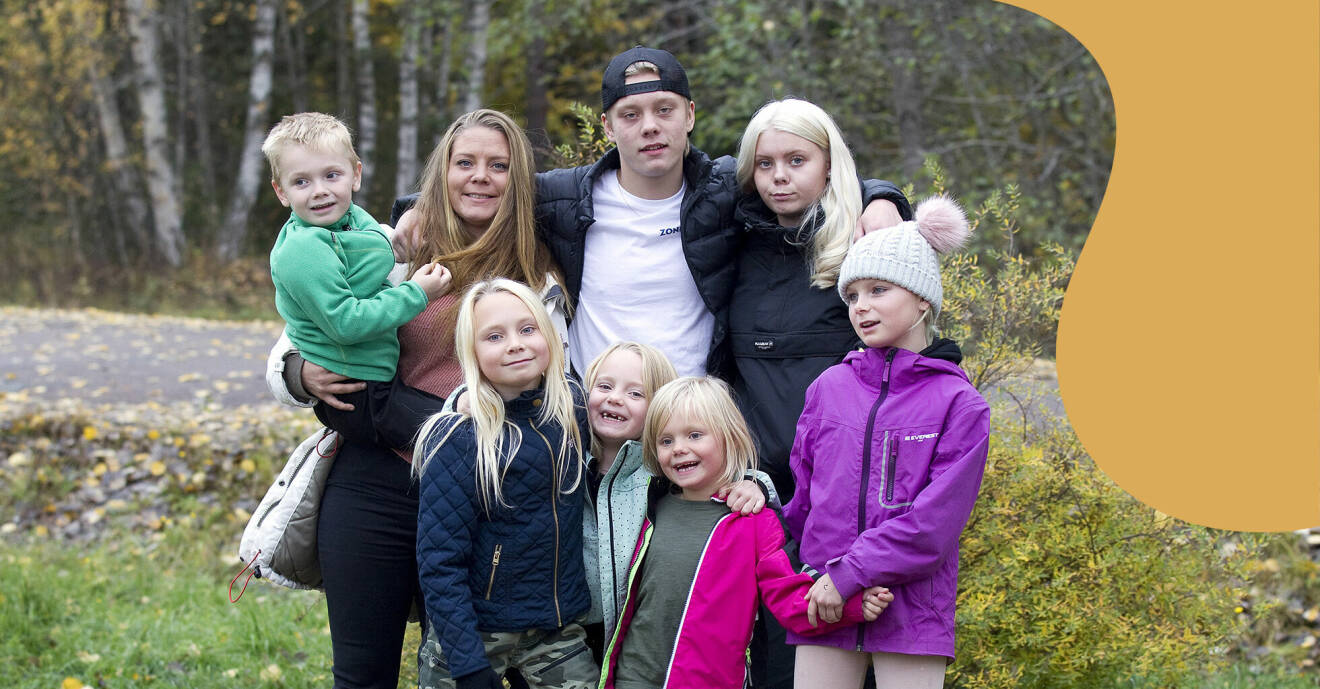 Porträttbild på Emma med sina fem barn. Samt systerbarnen Ebba och Kevin. De står utomhus och omfamnar varandra.