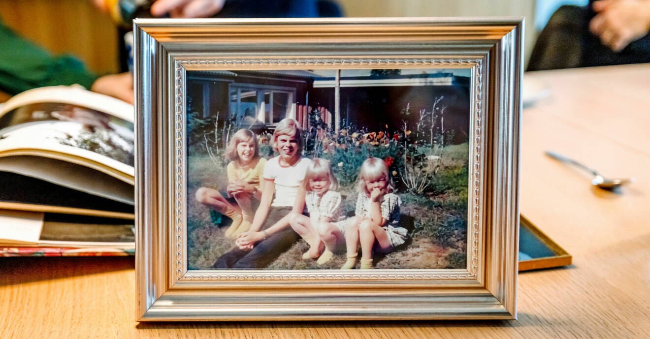En fotoram med ett gammal fotografi med Mikael och hans tre systrar när de var barn.
