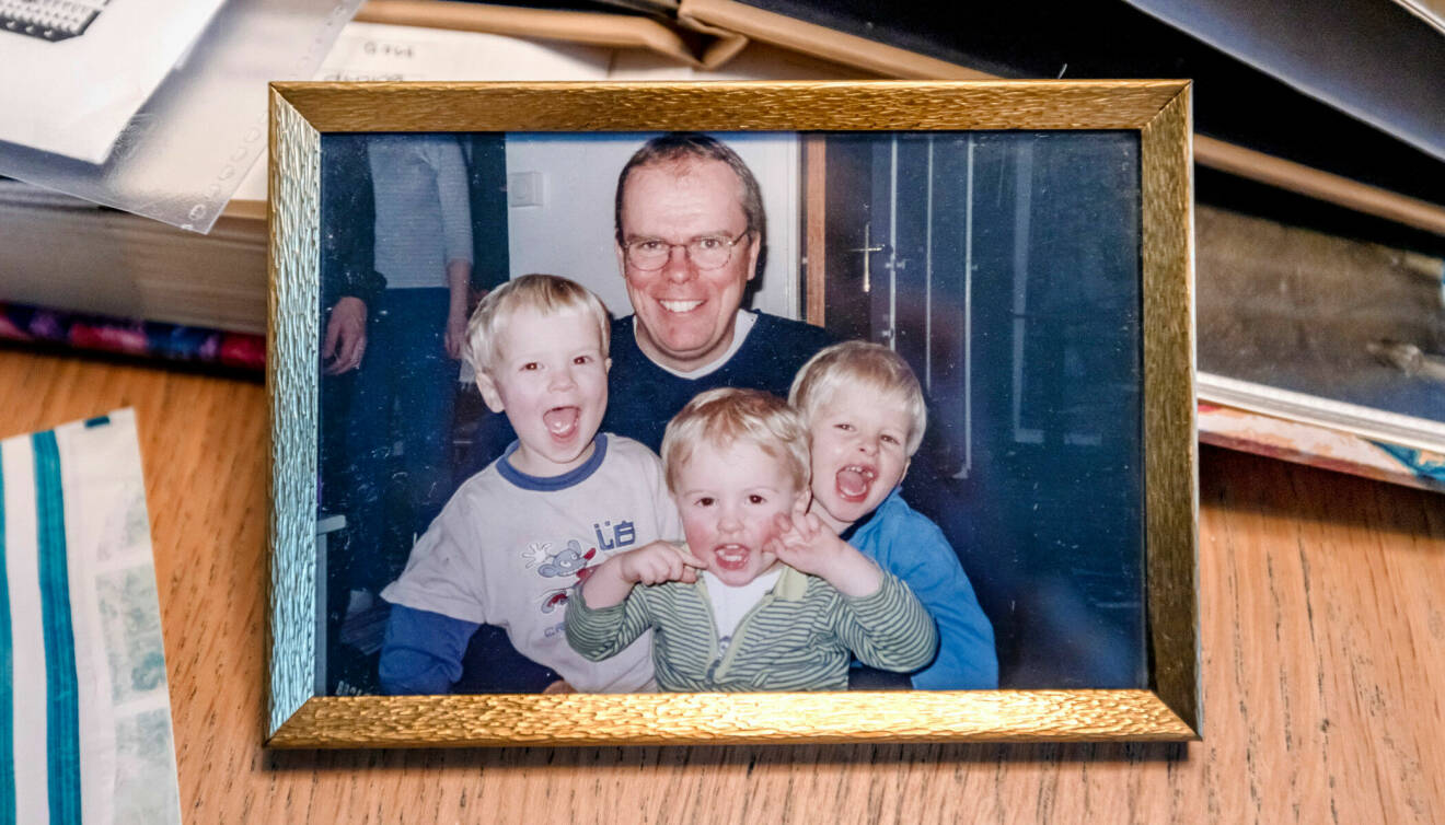 En fotoram med ett gammal fotografi med Mikael och tre pojkar, hans syskonbarn.