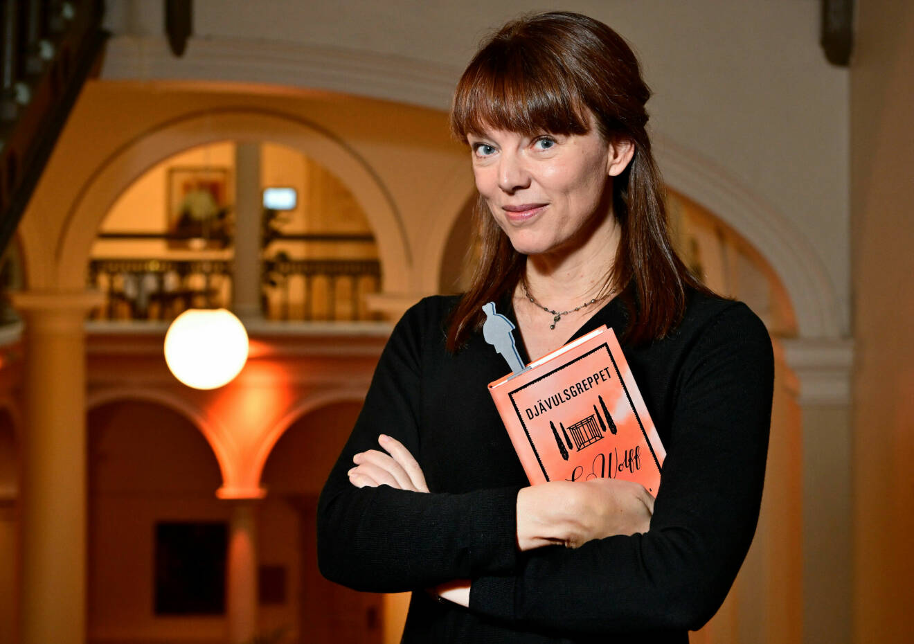 Lina Wolff håller i sin roman "Djävulsgreppet".
