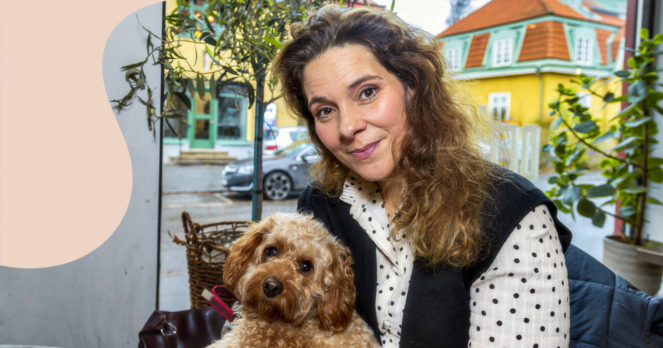 Skådespelerskan Vanna Rosenberg med sin hund i knät.
