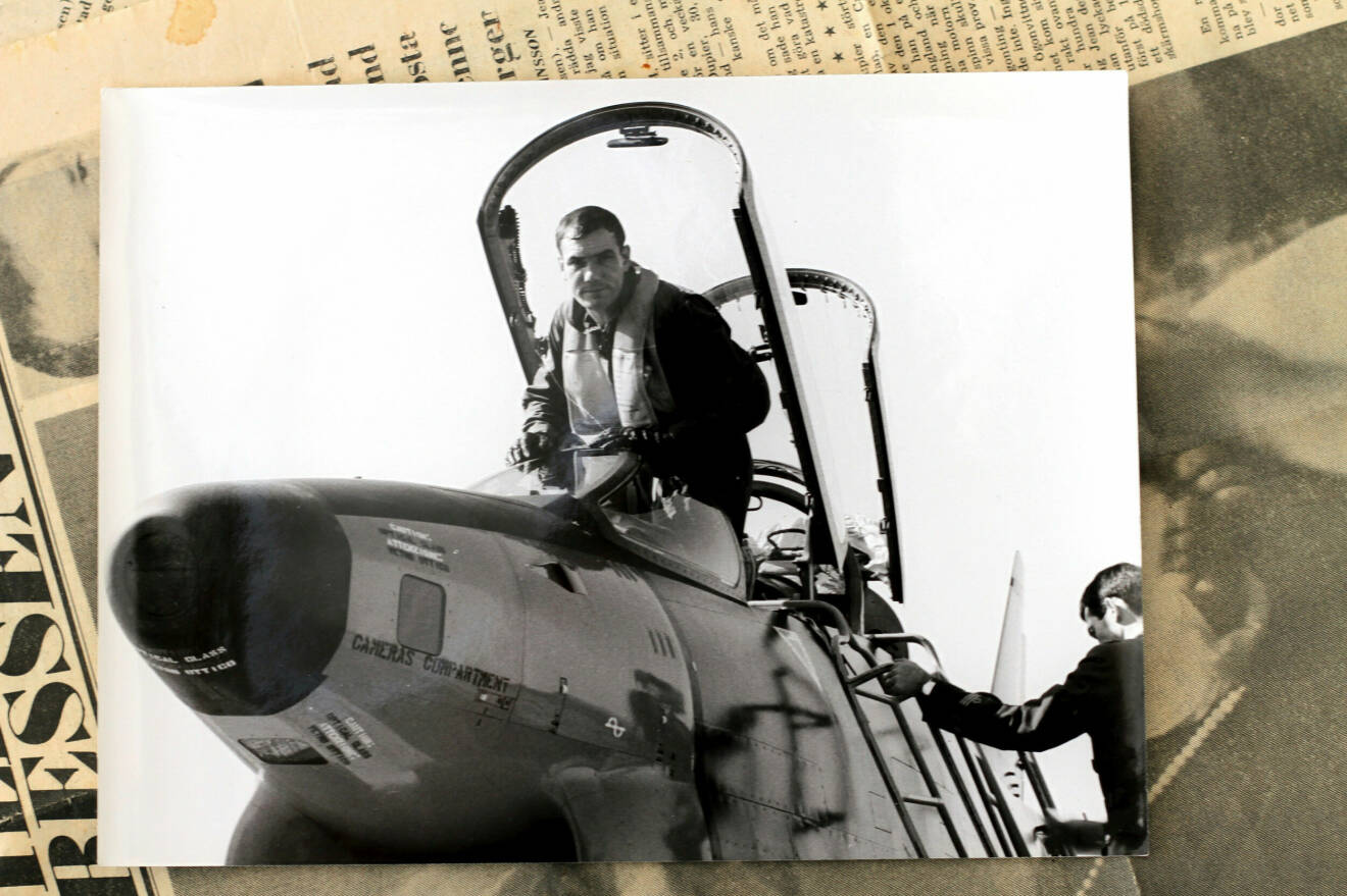 Militärpiloten Jean Depui stående i ett flygplan.