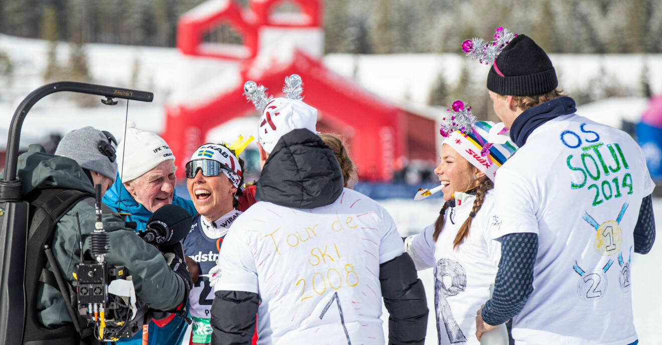 Charlotte Kallas hyllas av människor efter att ha tagit brons under skid-SM i Piteå 2022.