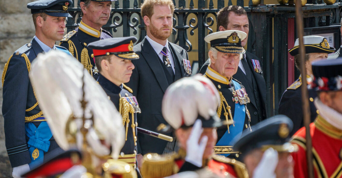 Kung Charles, prins Harry och prins William vid drottning Elizabeths kista vid drottningens begravning 2022.