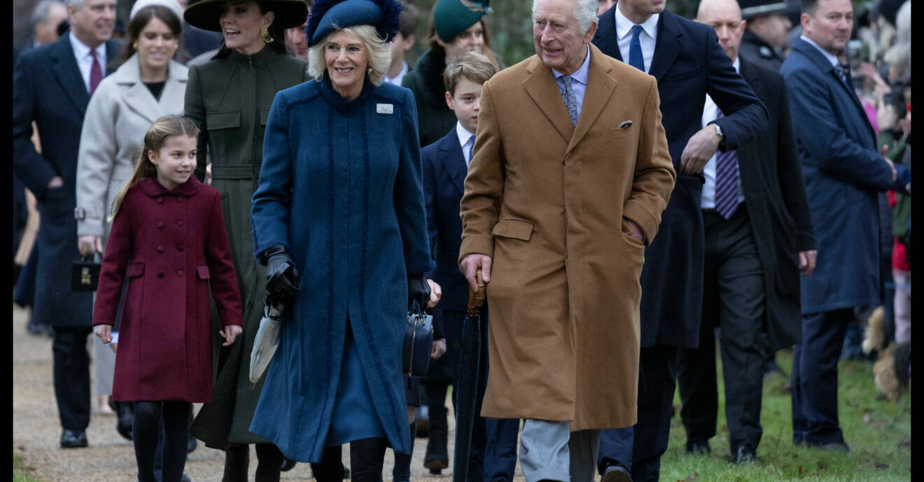 Kung Charles och frun Camilla med familjeföljet på väg från Sandringham till kyrkan i jul 2022.