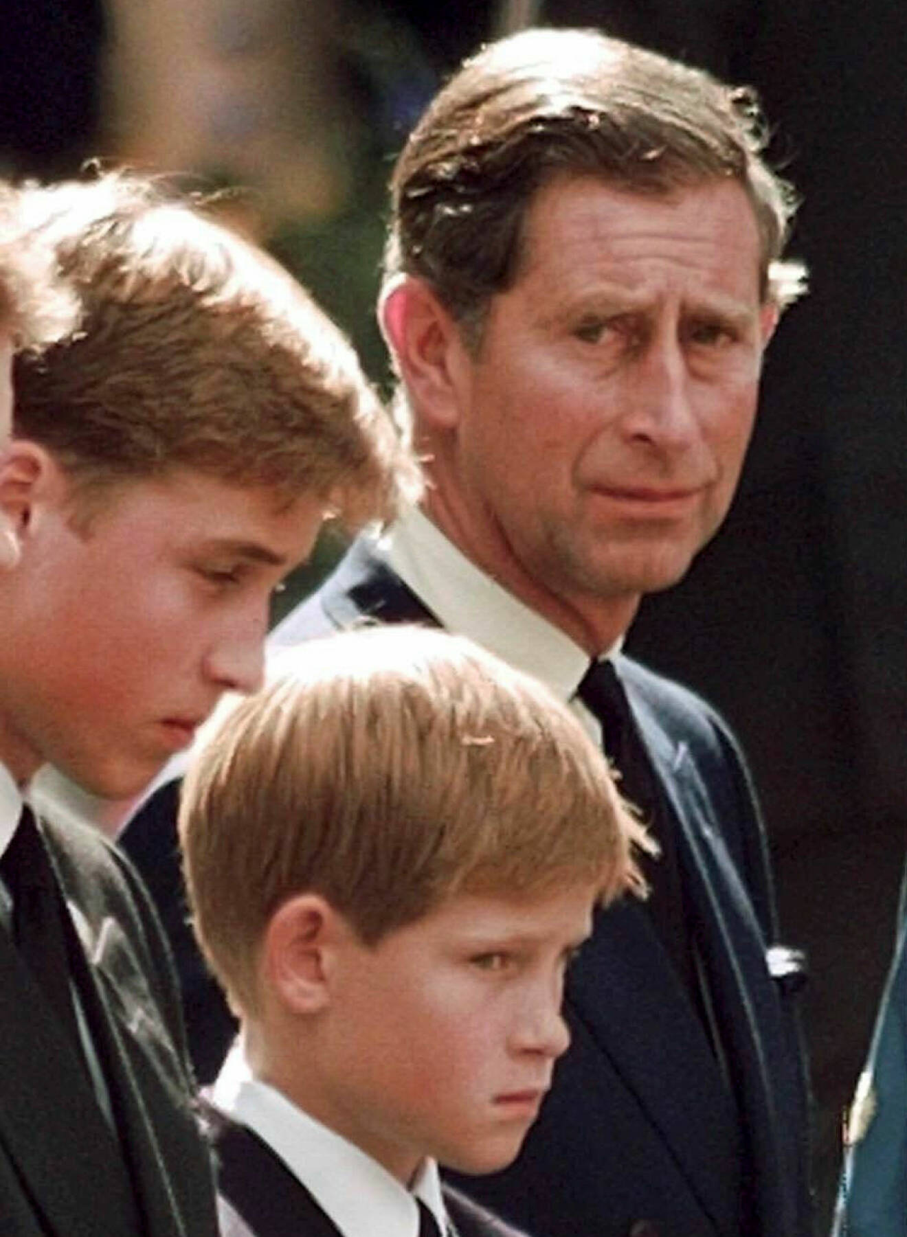 Kung Charles, prins Harry och prins William vid prinsessan Dianas begravning 1997.