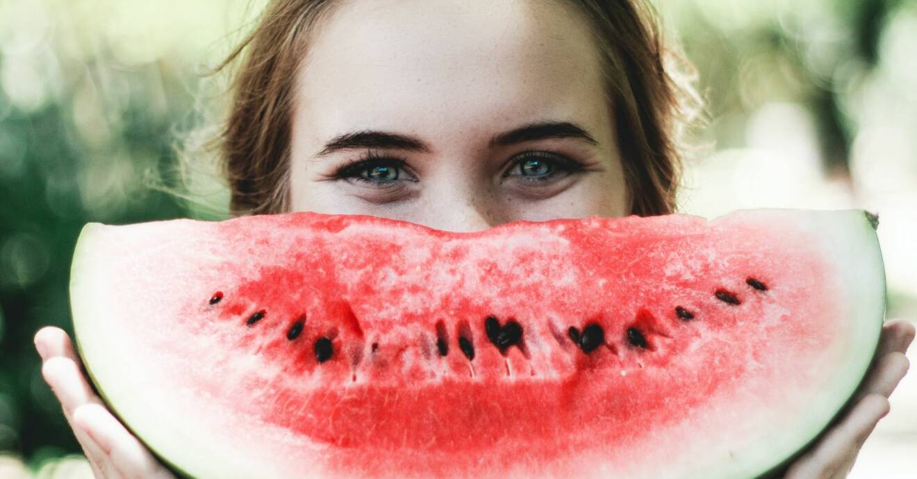 Somrig tjej med vattenmelon
