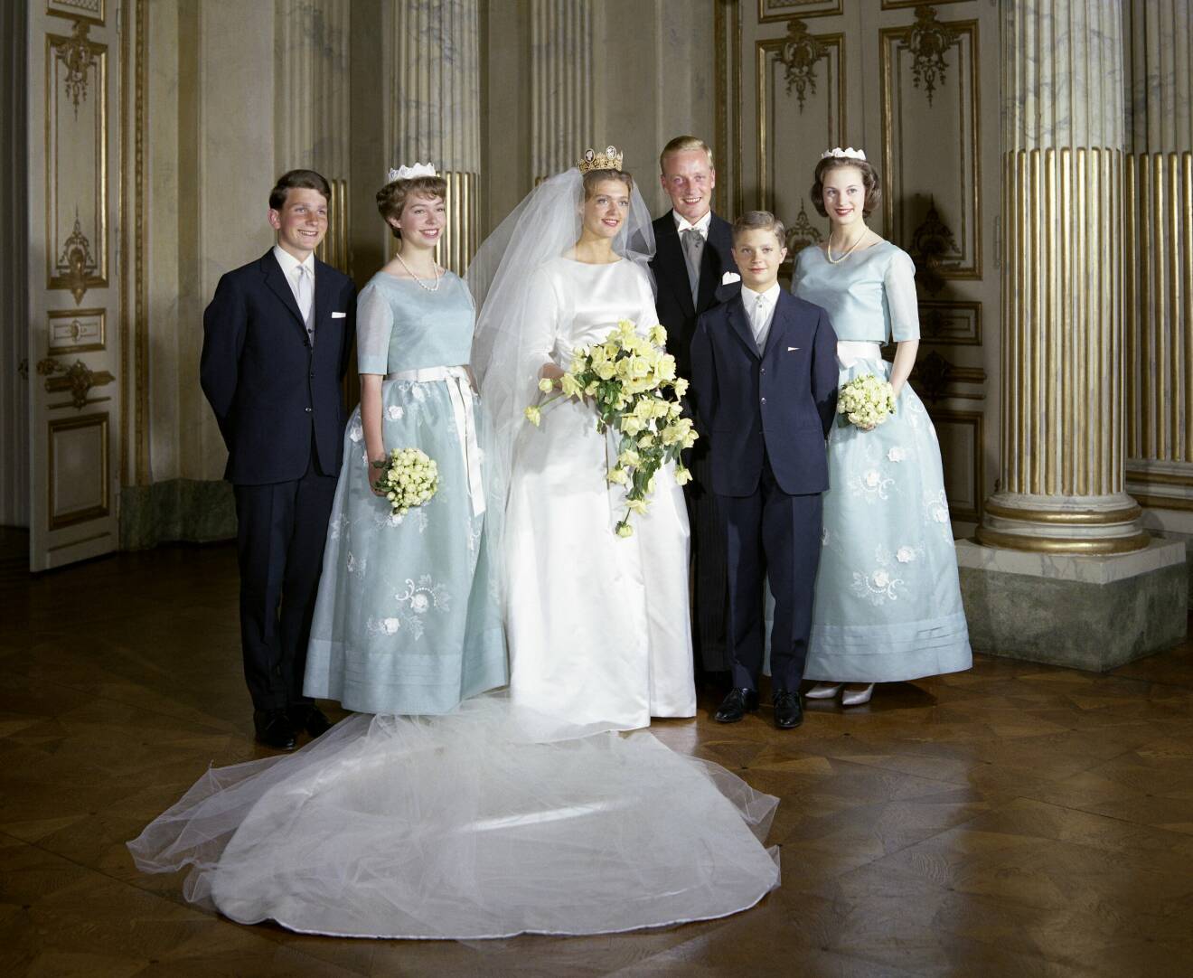 År 1961 var det kungligt bröllop i Stockholm när prinsessan Birgitta och prins Johann Georg von Hohenzollern gifte sig. Lillebror kronprins Carl Gustaf syns till höger i bild.