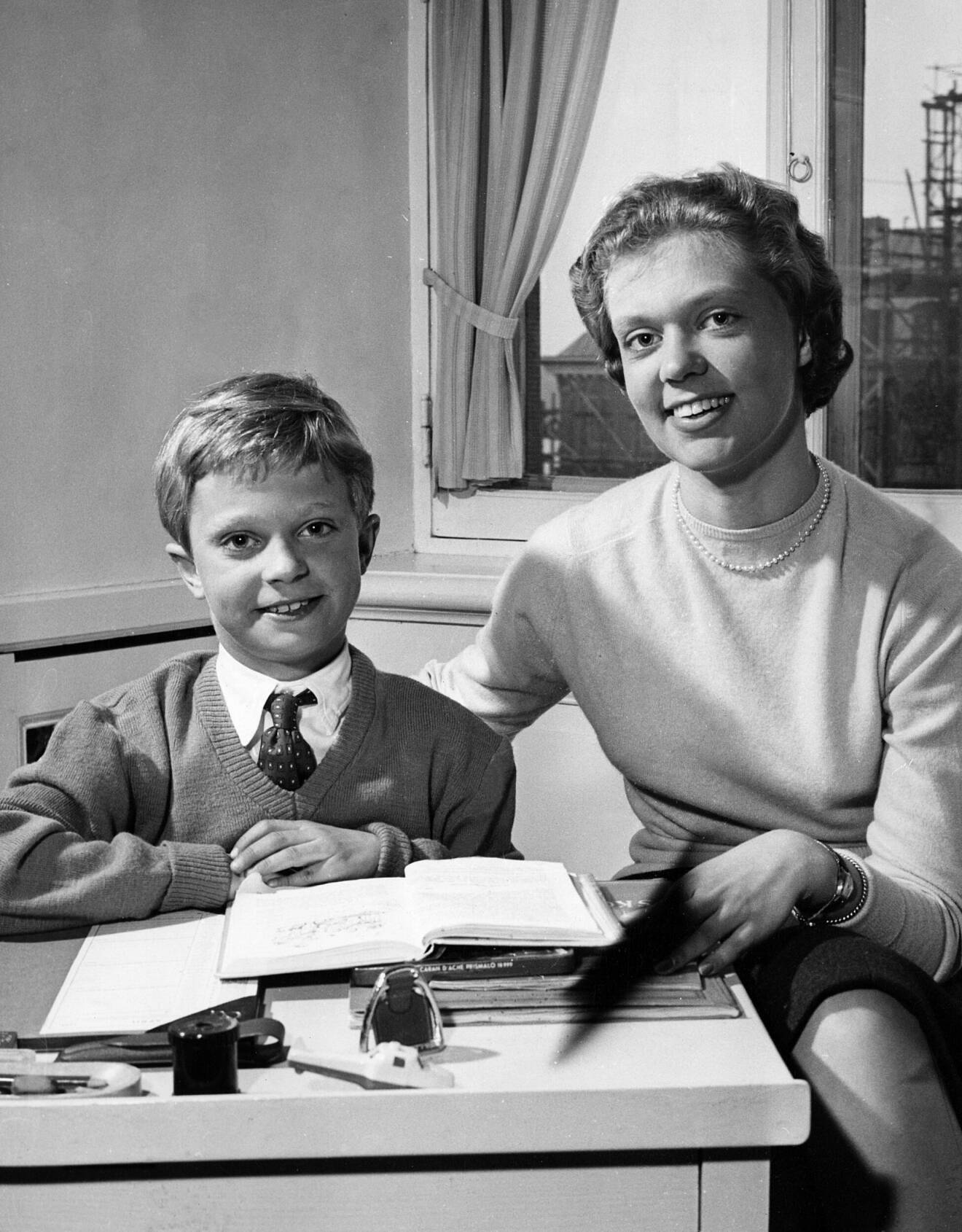Bild ur arkivet på, den då nioåriga, kronpinsen Carl Gustaf och systern prinsessan Birgitta från år 1956.