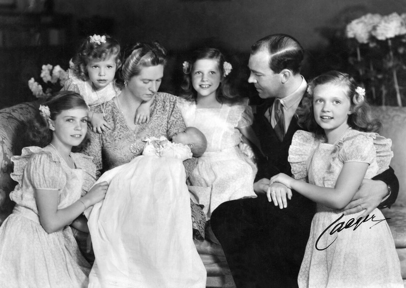 Året var 1946 när Sveriges nuvarande kung Carl XVI Gustaf kom till världen. Här sitter hans mor prinsessan Sibylla och hans far prins Gustaf Adolf med hela barnaskaran. Döttrarna från vänster: Margaretha, Christina, Désirée och Birgitta.