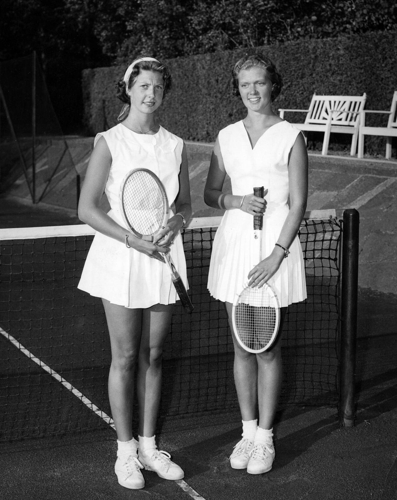 Prinsessorna Désirée (t.v.) och Birgitta spelade tennis på kungliga semestertillflykten Solliden år 1956.