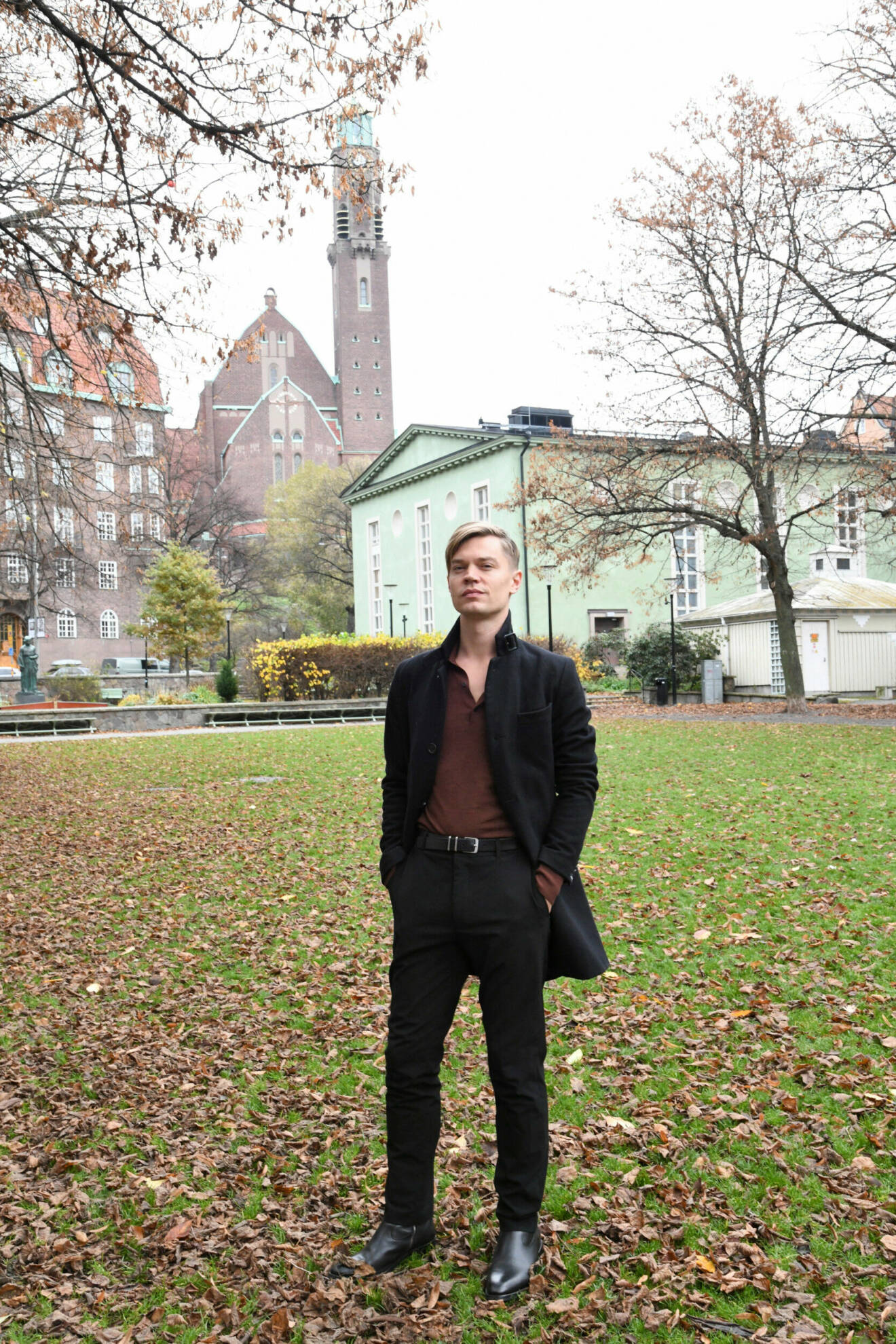 Viktor Norén på en gräsmatta.