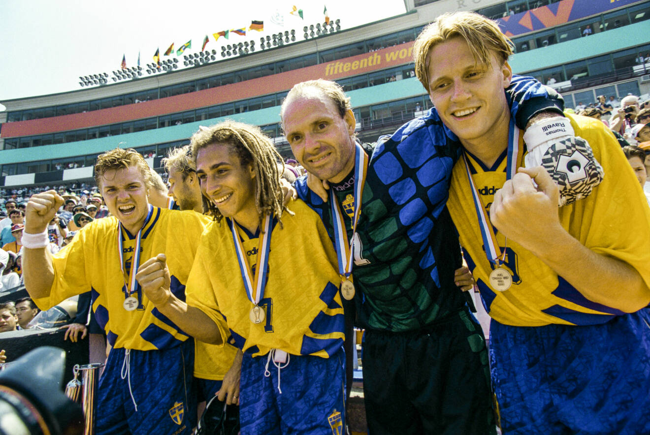 Fr.v. Tomas Brolin, Henrik Larsson, Thomas Ravelli och Kenneth Andersson med bronsmedaljerna efter vinsten i bronsmatchen under fotbolls-VM 1994.