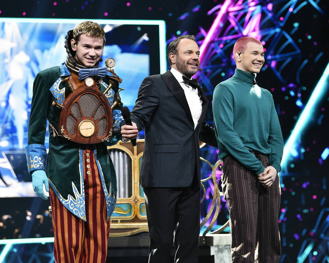 Markus och Martinus tillsammans med David Hellenius i finalen i Masked Singer Sverige 2022.