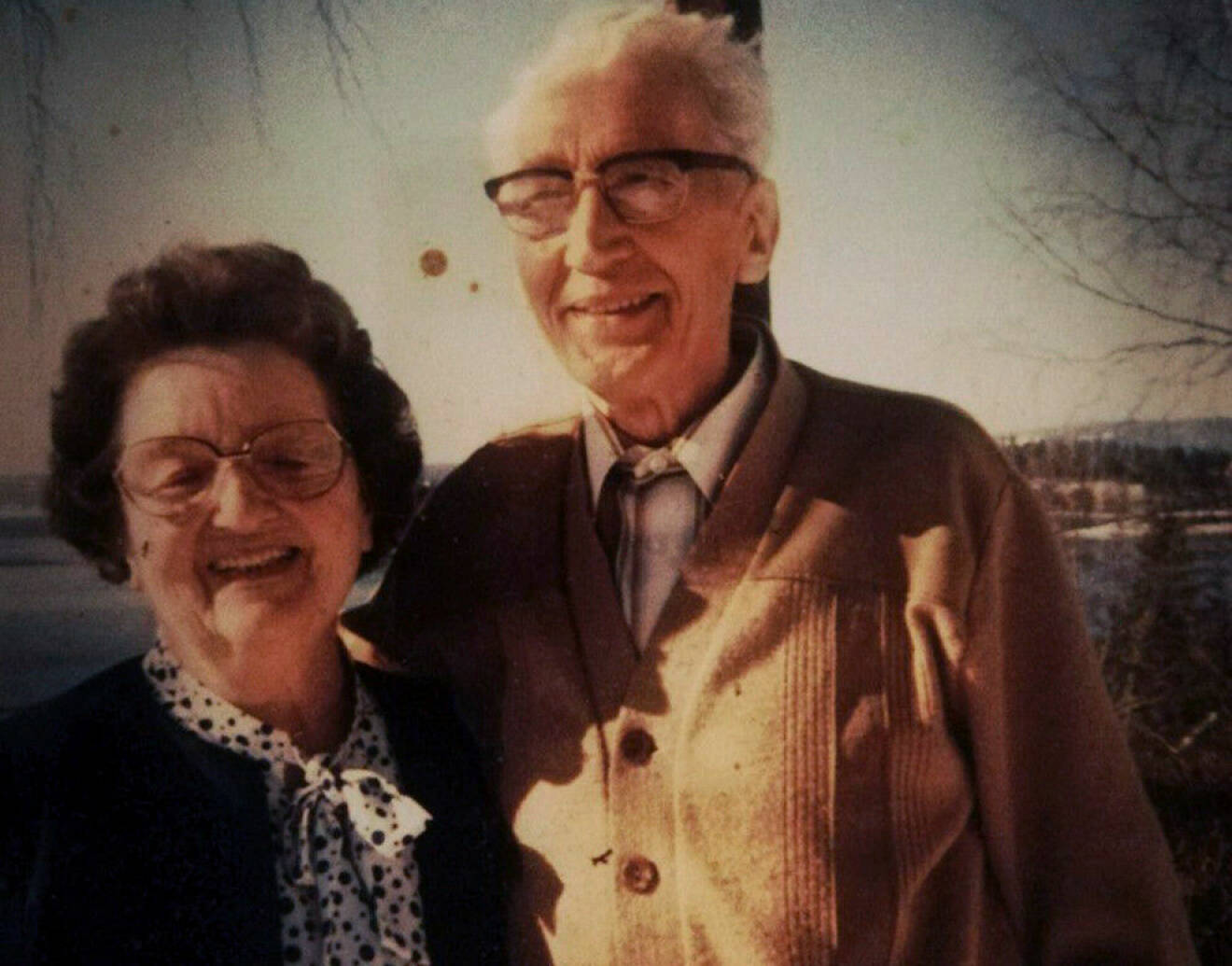Äldre foto på Lindis mormor och morfar. De har på sig stora glasögon.