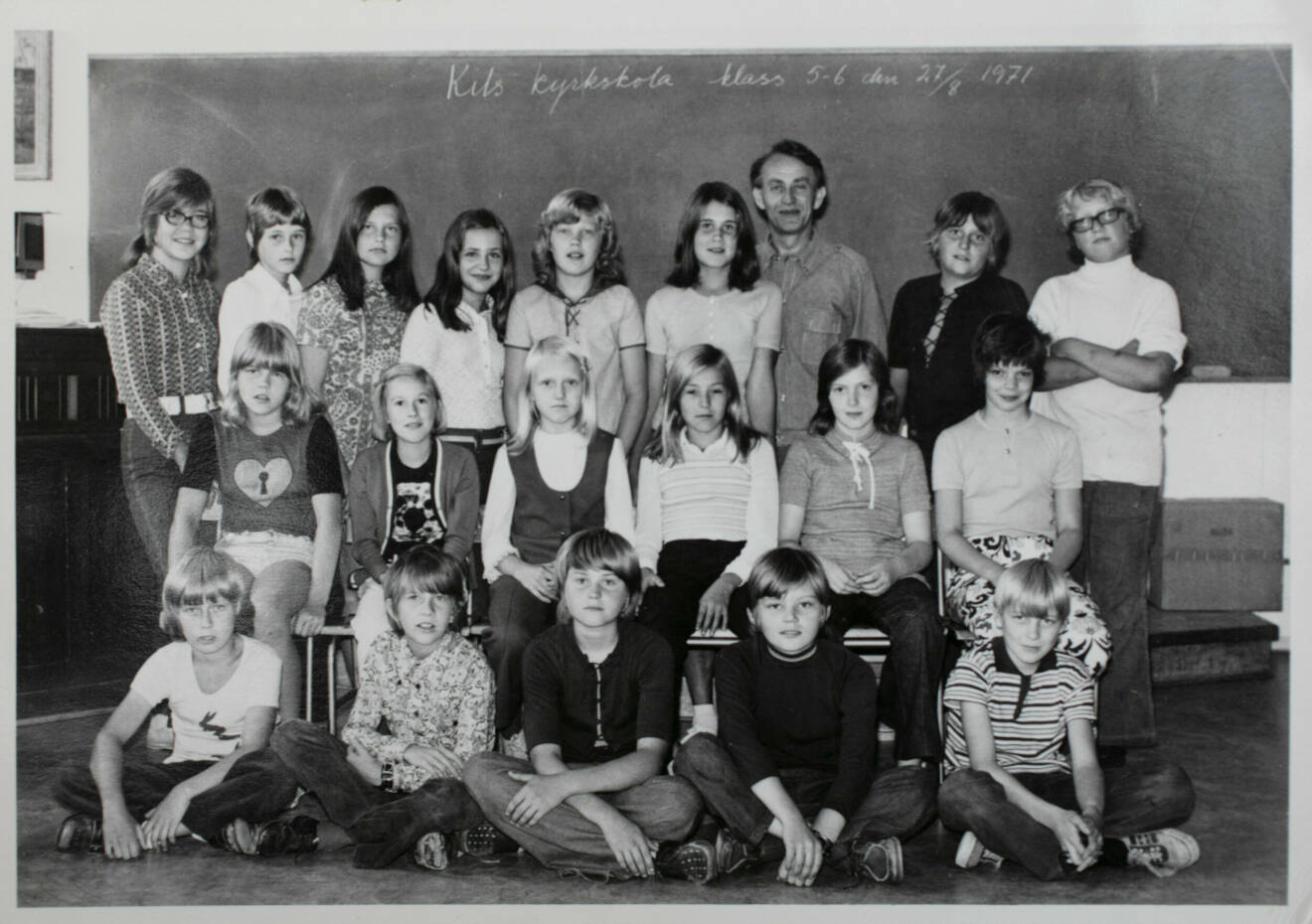 Äldre svartvitt klassfoto.