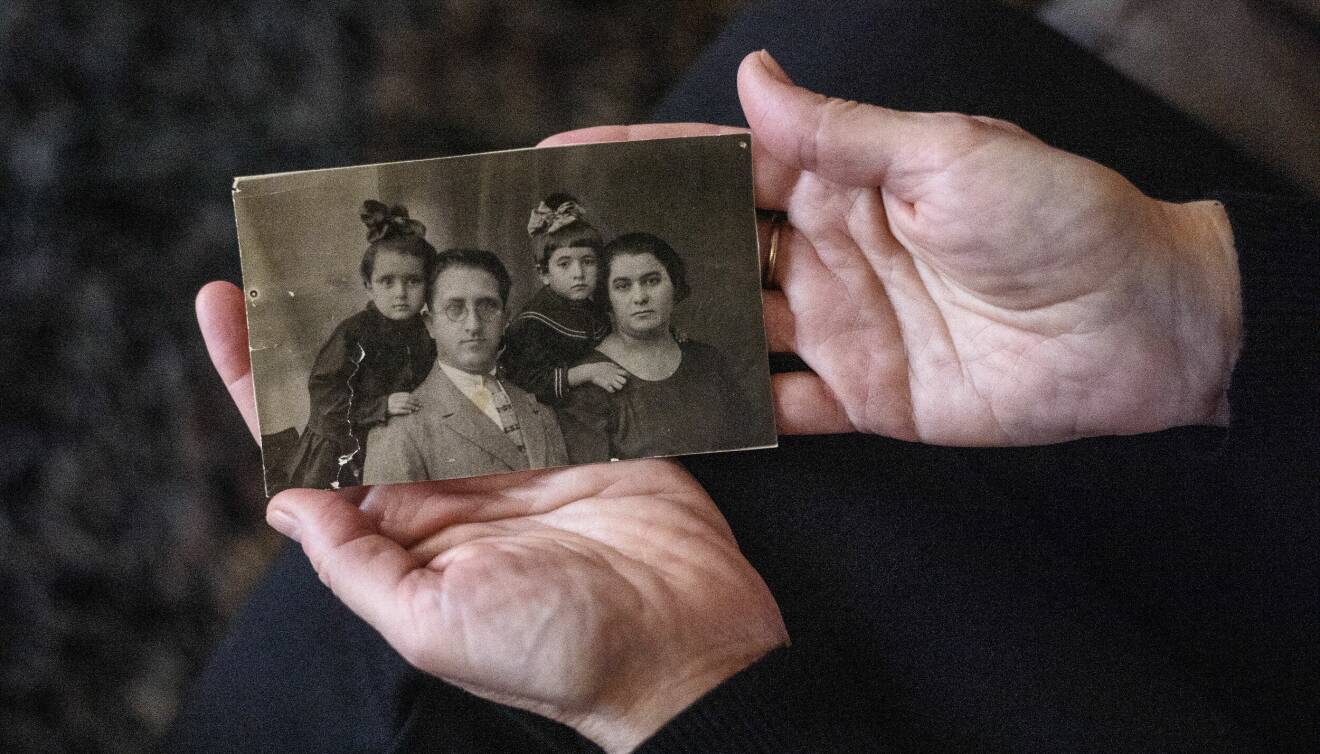Ett gammalt svartvitt fotografi med två barn och två vuxna på.