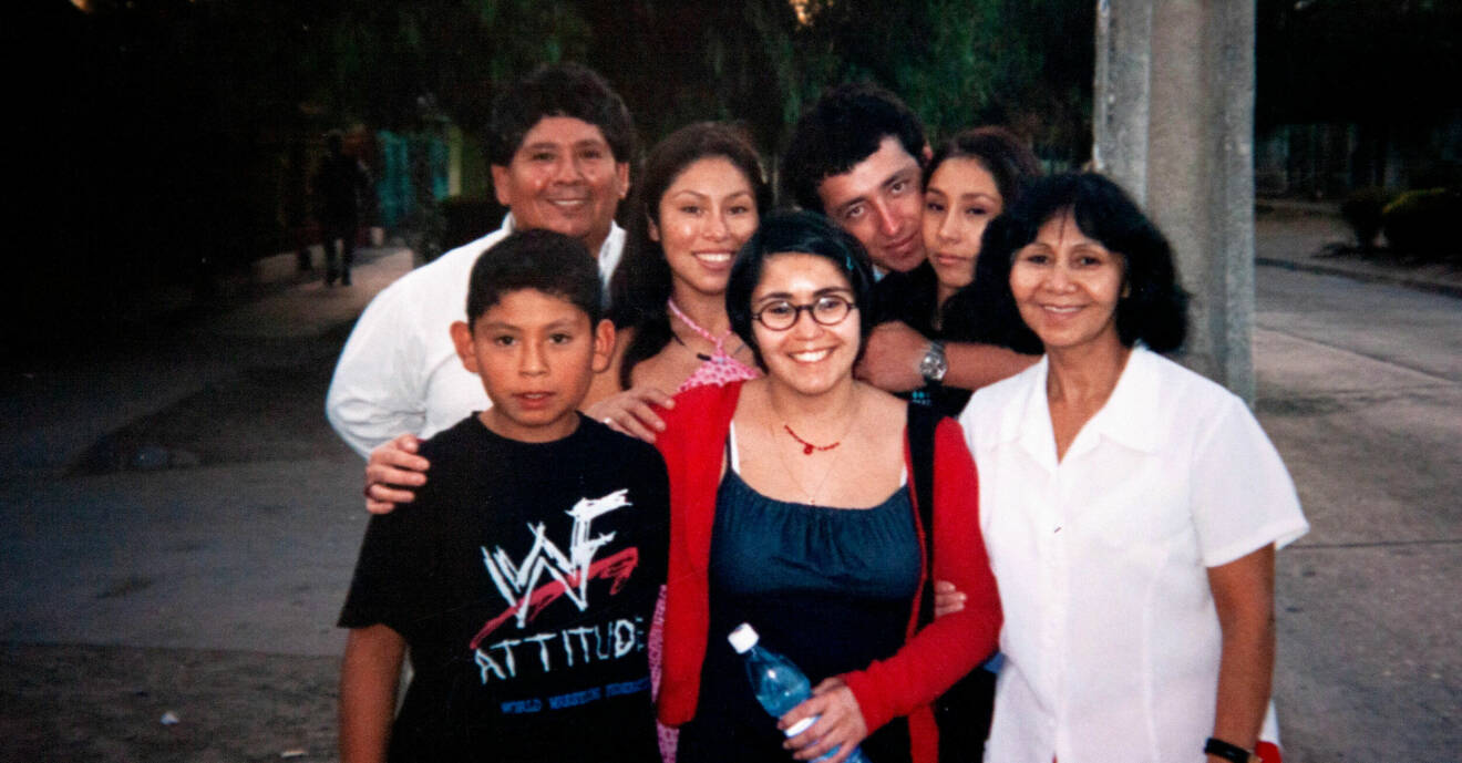 Carolina med sin biologiska familj i Chile. Mamma Rosa, pappa Pedro, syskon och deras respektive.