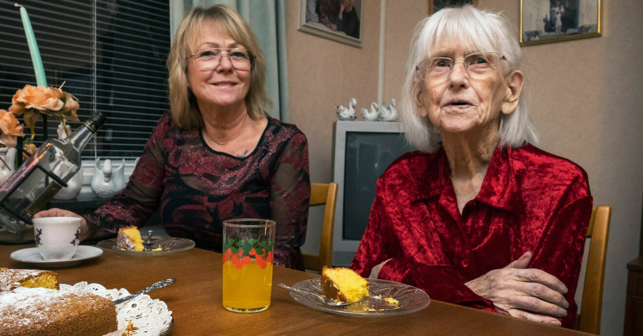 92-åriga Sara tillsammans med dottern Gunilla, de fikar vid köksbordet.
