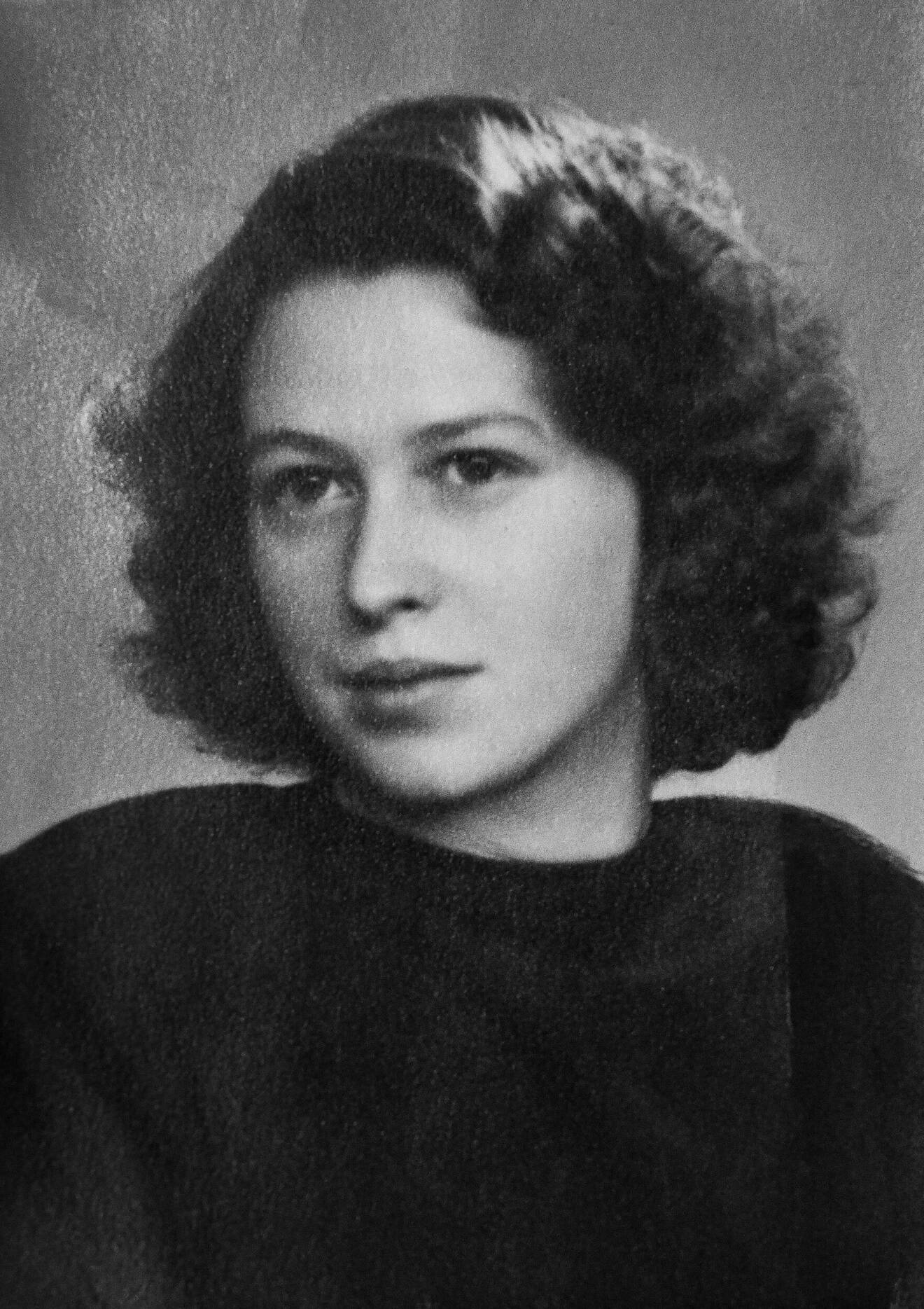 Svartvitt porträttbild på Sara från 1940-talet.