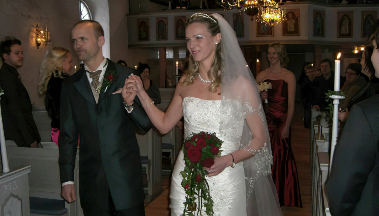 Caroline och Robert gifter sig i kyrkan.