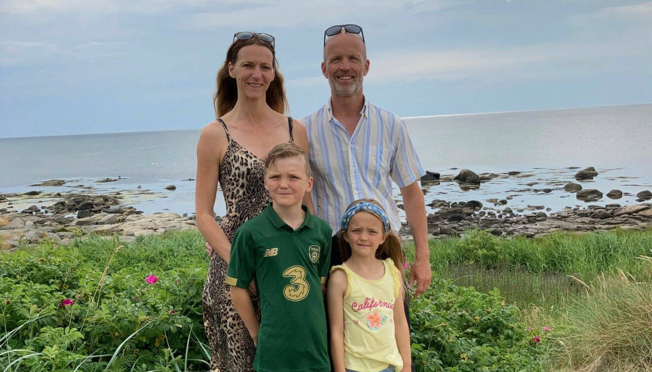 Familjebild; Caroline och Robert med barnen Erik och Kaitlin på Skrea strand.