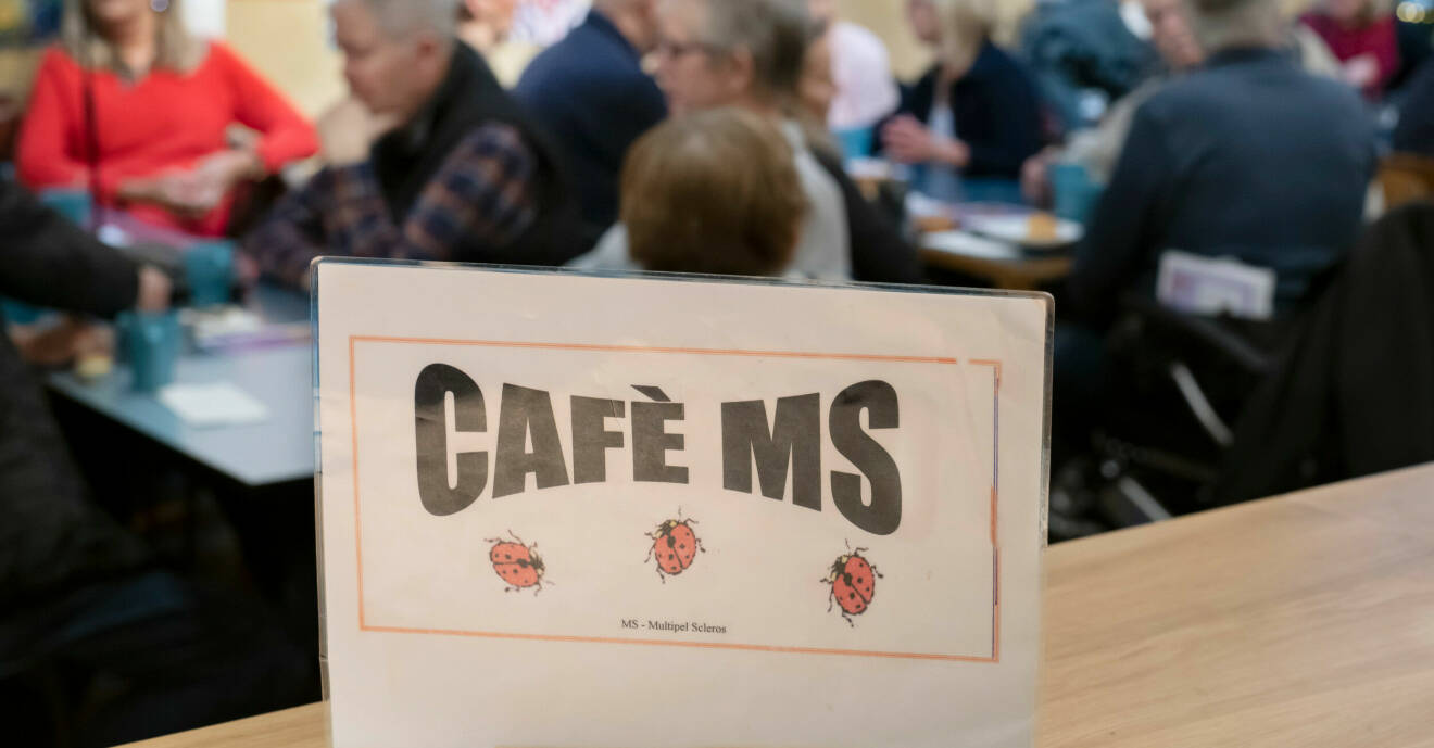 En skylt på ett bord där det står "Café MS".