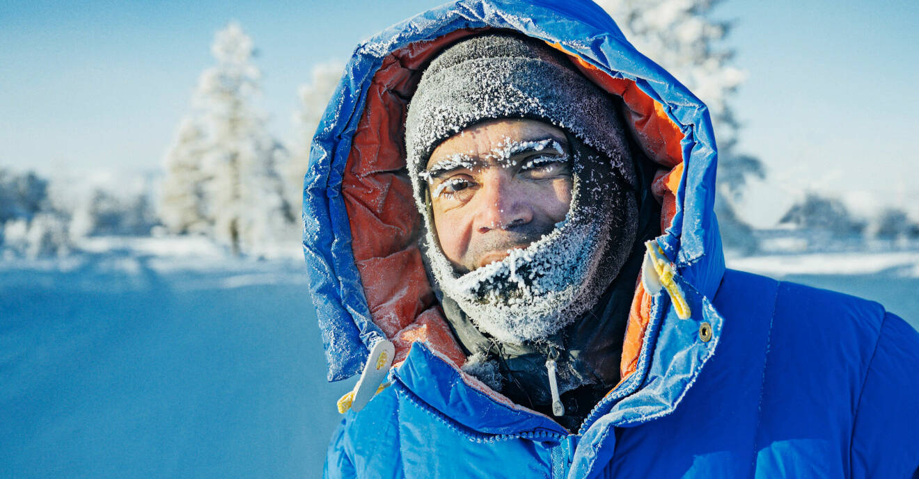 David Batra i tv-programmet <i>Hårt väder </i>och upplever extrem kyla. Han har på sig en stor blå dunjacka och han har is som fryst fast i ansiktet.