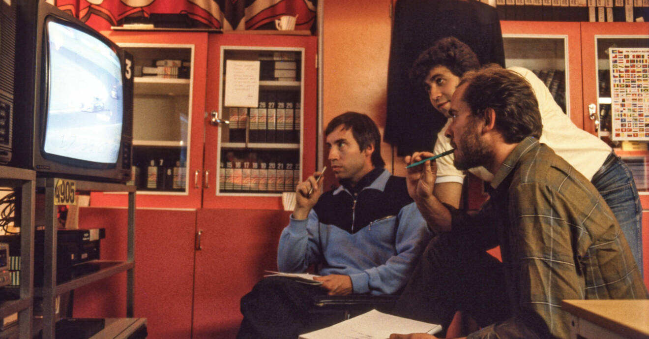 Jan Lorentzon, Artur Ringart och Bengt Magnusson synar in­kommande sport­bilder inför Sport­spegeln 1984.