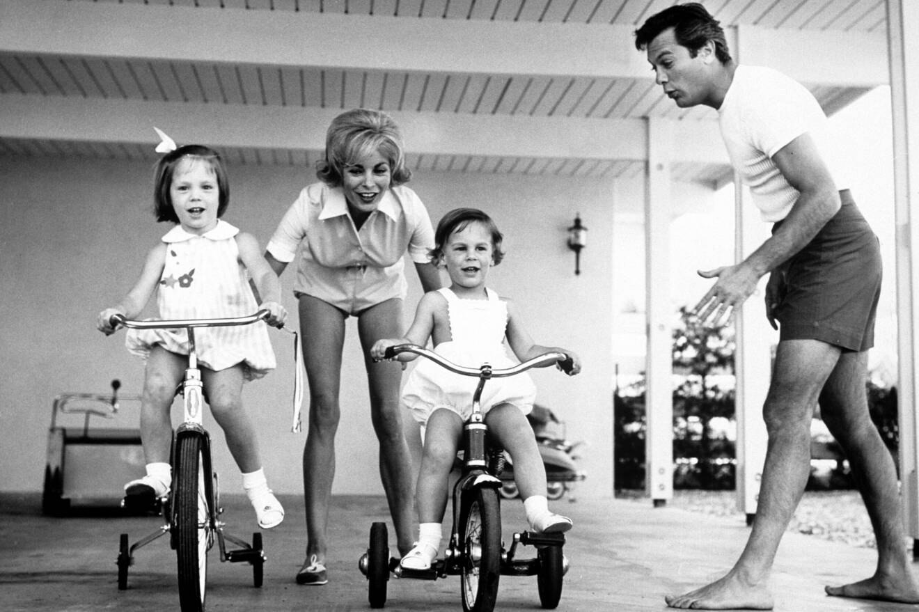 Jamie Lee Curtis tillsammans med sin syster Kelly och mamma Janet Leigh och pappa Tony Curtis på 1950-talet.