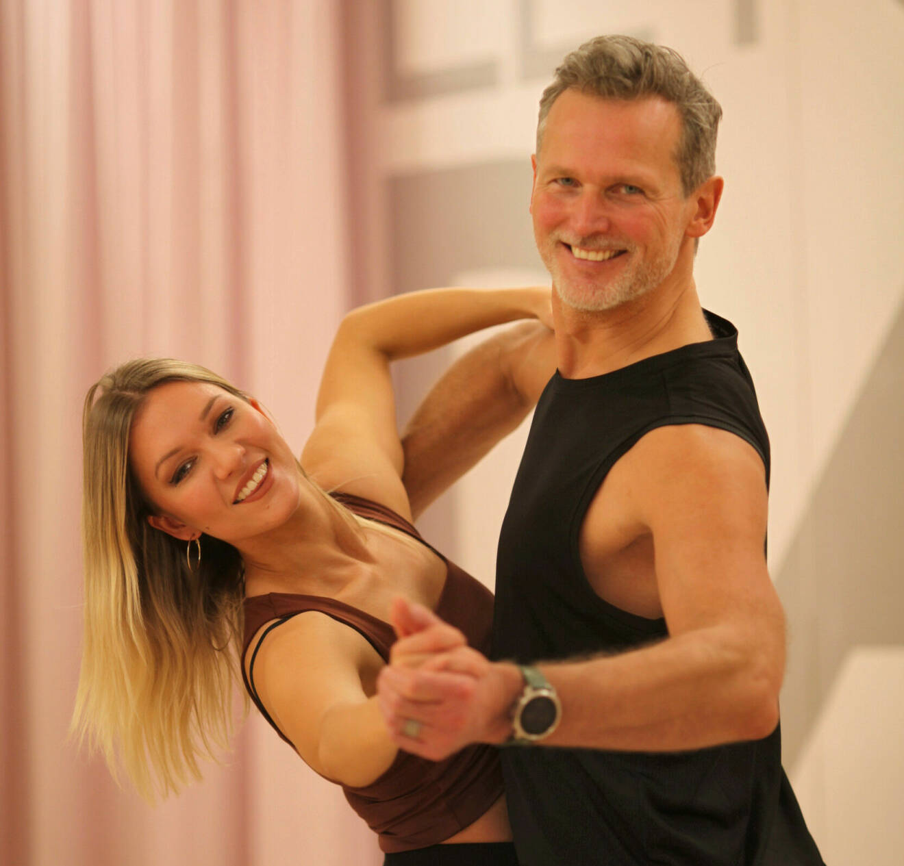 Rickard Sjöberg med danspartnern Tove Villför tränar inför Let´s dance.