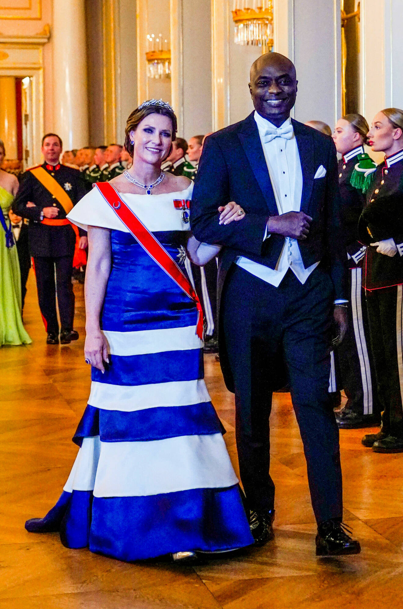 Prinsessan Märtha Louise med fästmannen Durek Verrett i förda formella kläder.