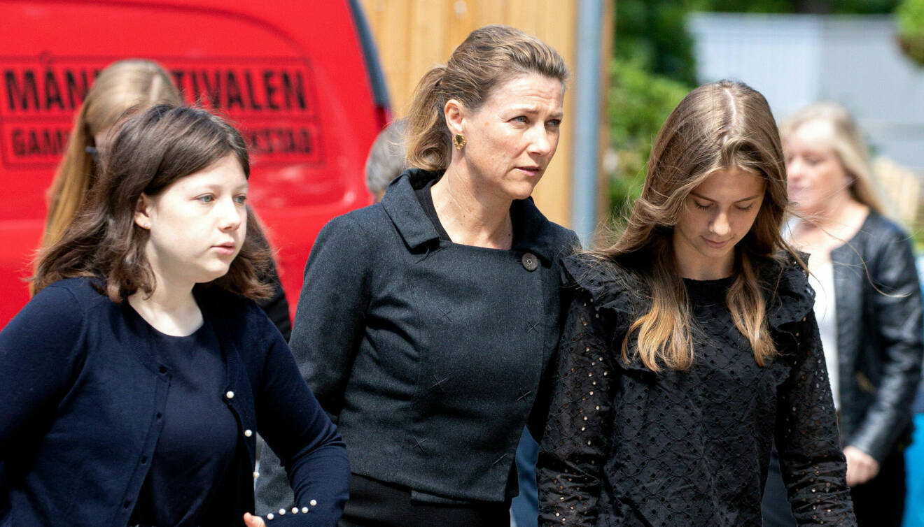 Prinsessan Märtha Louise tillsammans med sina döttrar på Esben Johanessens begravning.