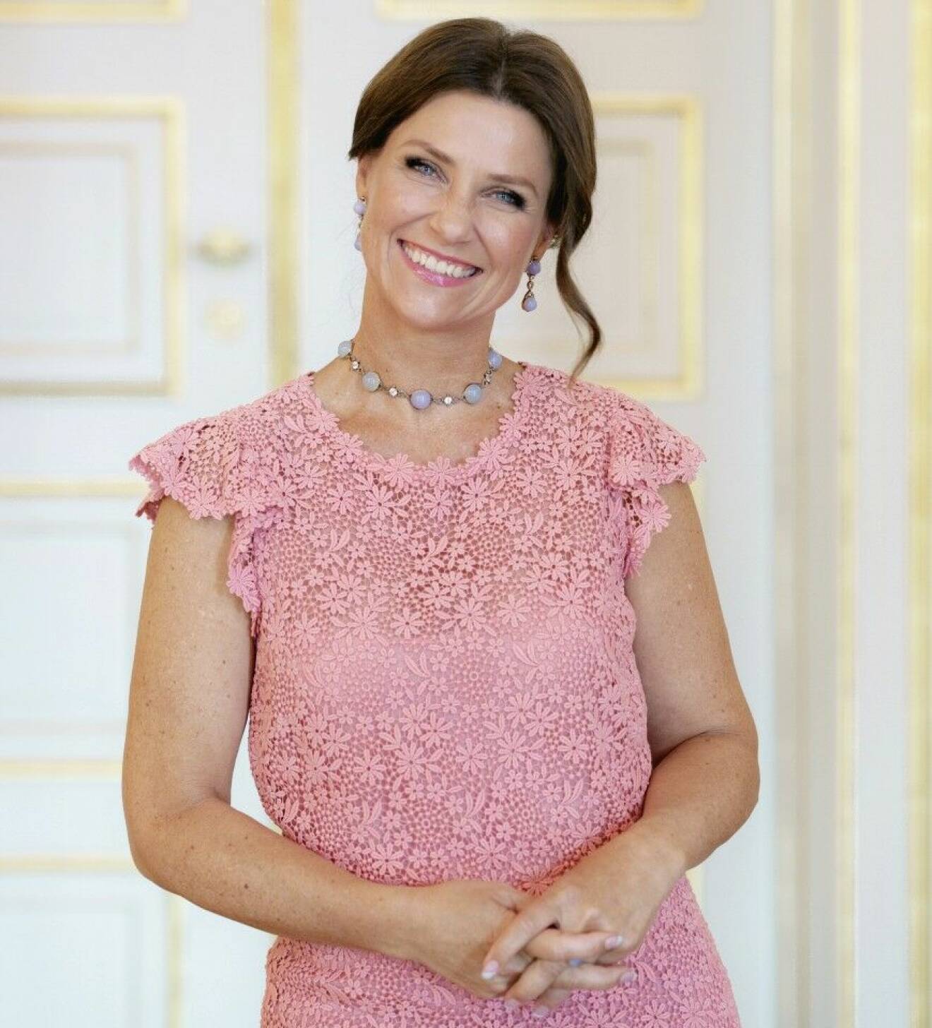 Norska prinsessan Märtha Louise, i en rosa klänning med blommigt spetstyg.