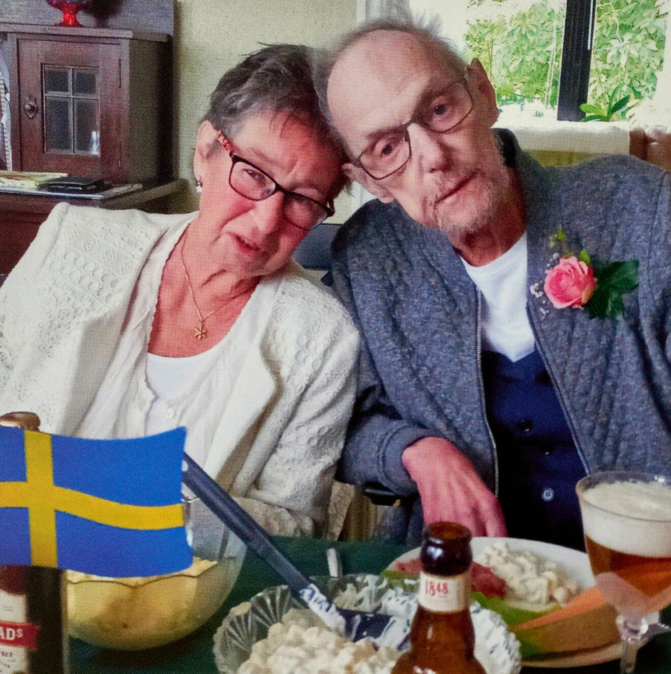 Birgitta och Bengt på sin bröllopsdag. De äter middag och sitter nära varandra.