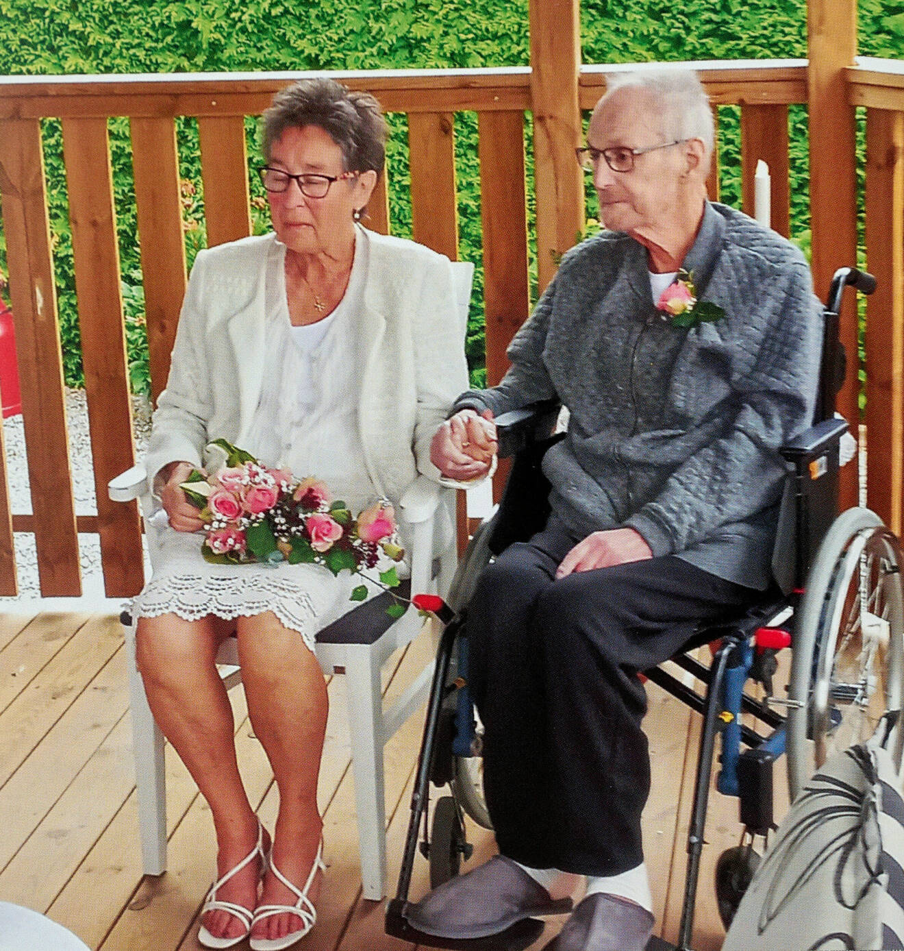 Birgitta och Bengt gifter sig. Birgitta sitter ner och är vitklädd med en bukett i famnen. Bengt sitter i en rullstol.