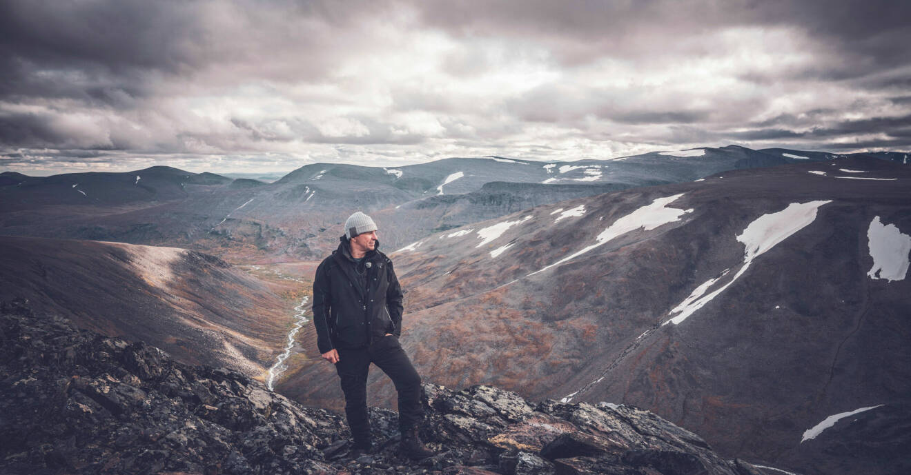 Anders Lundin står på en bergstopp i SVT-programmet <i>En vildare värld.</i>