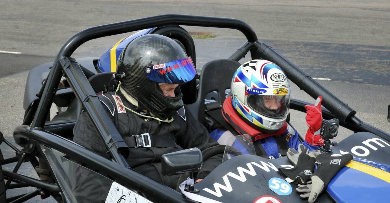 Två personer i en Formel 1-bil.