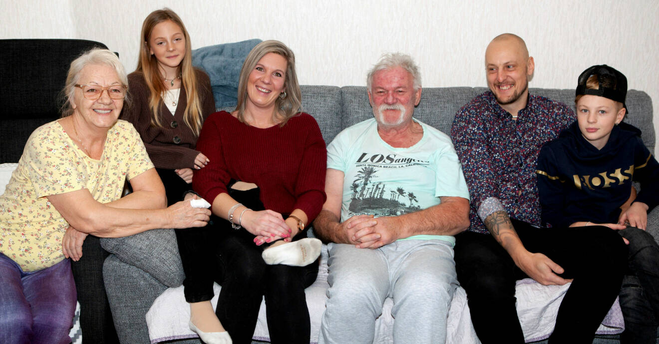 Emelie och pappan Zdravko tillsammans med familj. De sitter i en soffa.