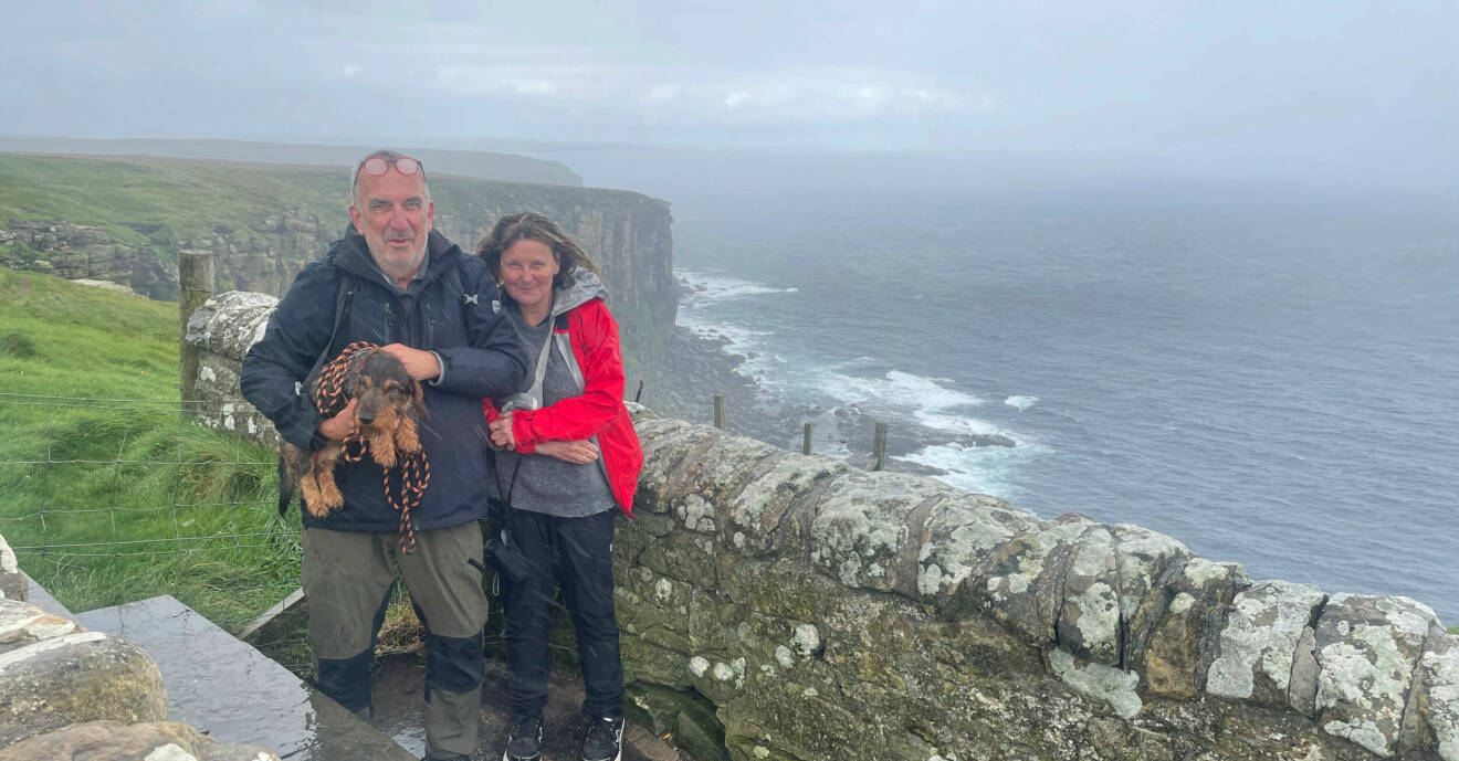 Anders, Annika och taxen Peps är vid havet på halvön Dunnet Head i Skottland.