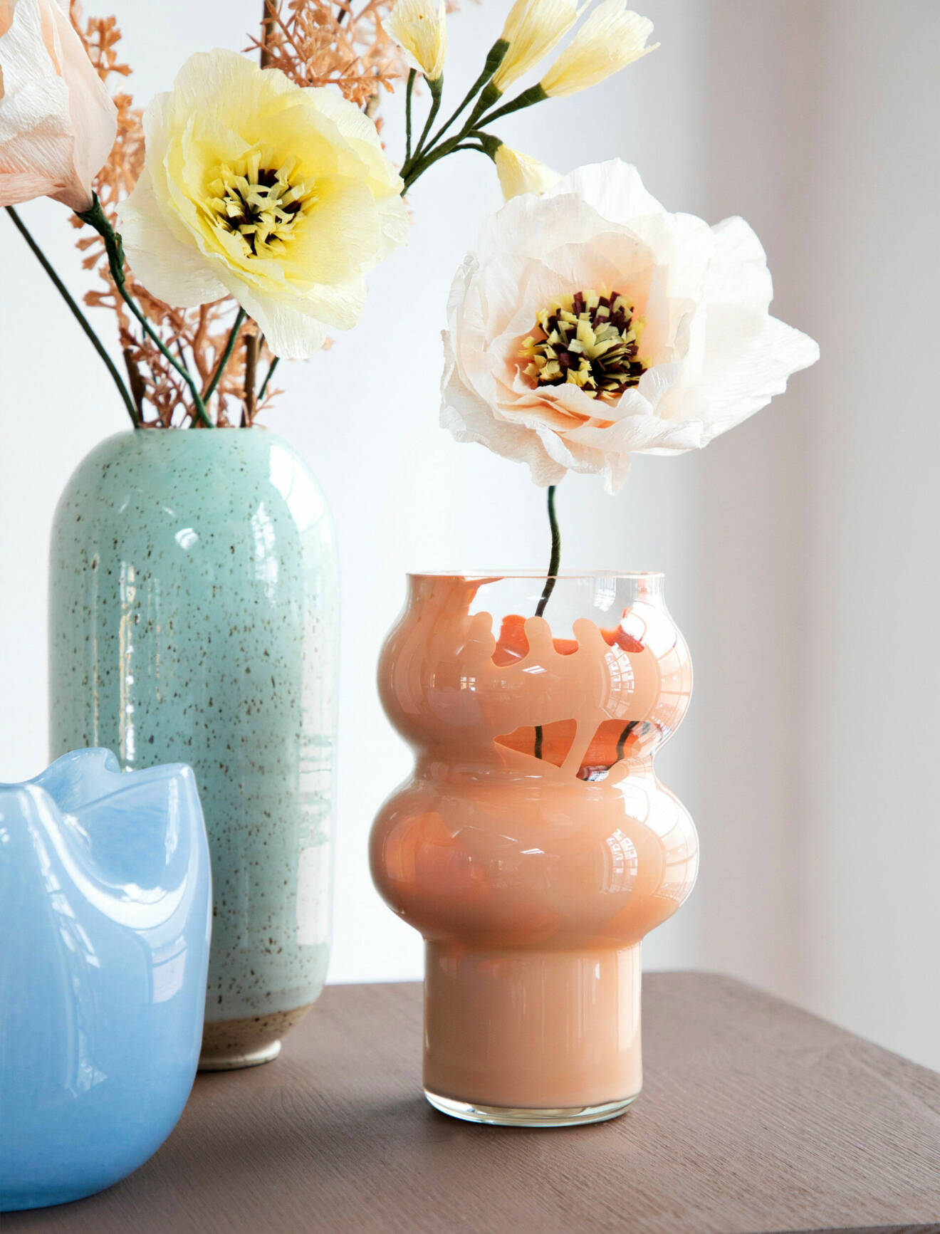 Vaser i pastellfärger med pappersblommor