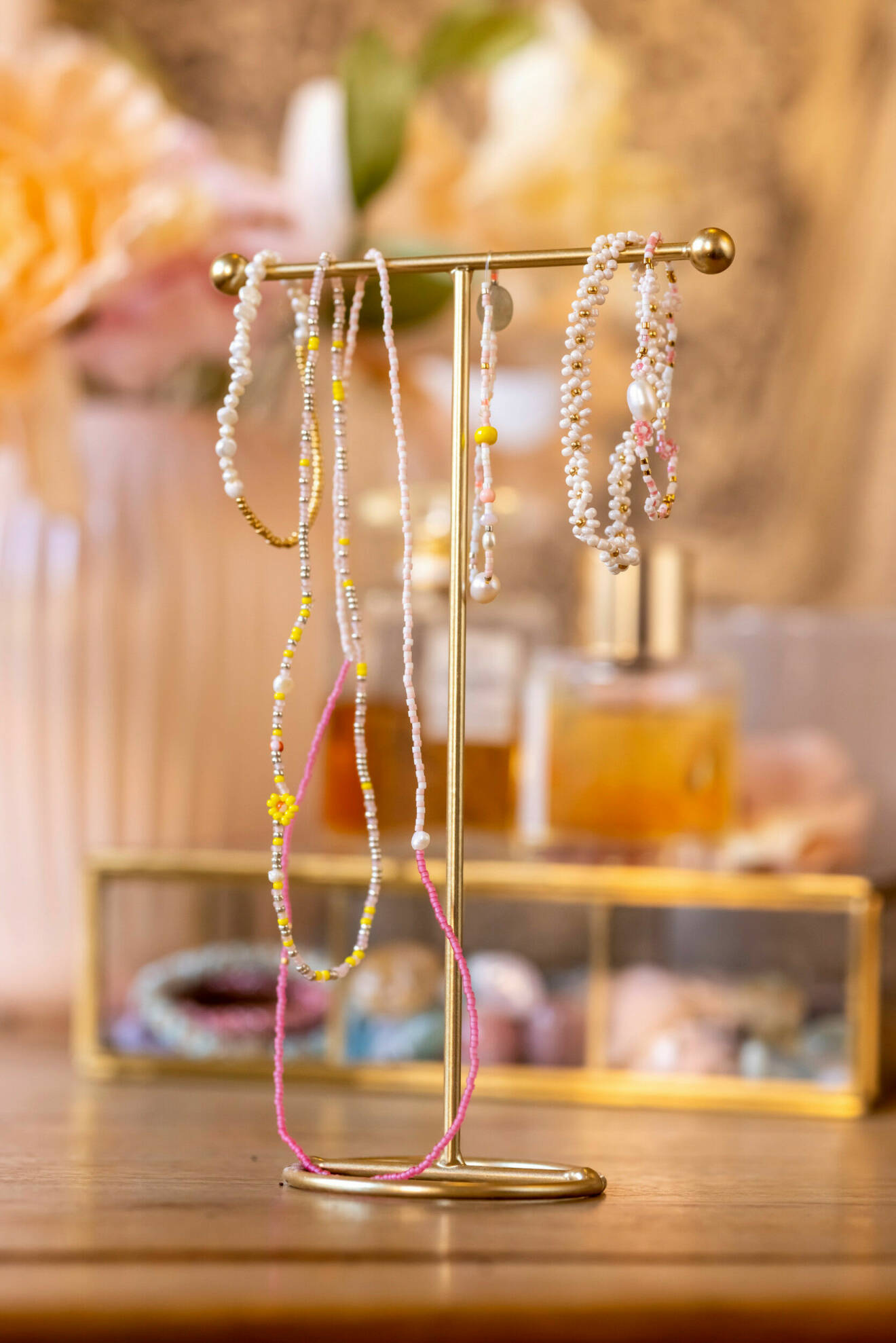 Pärlade smycken hänger på en smyckesstång