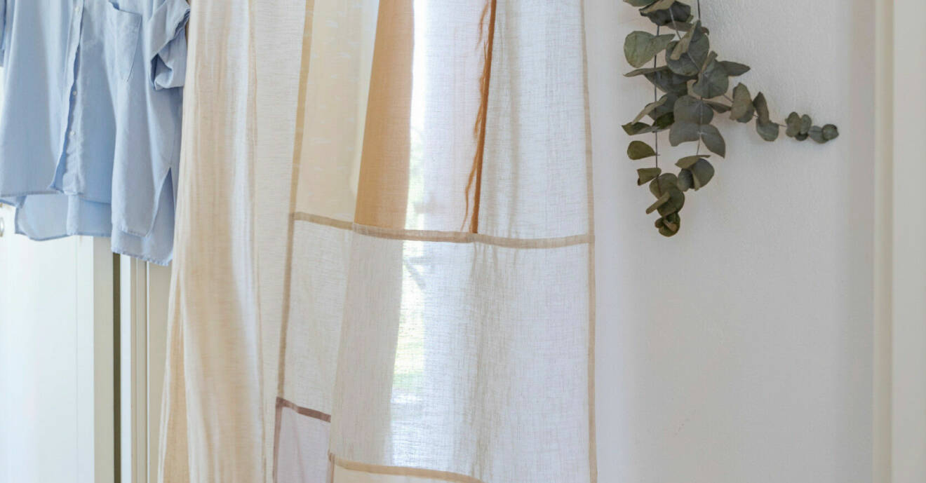 En närbild på gardiner sydda i tekniken pojagi