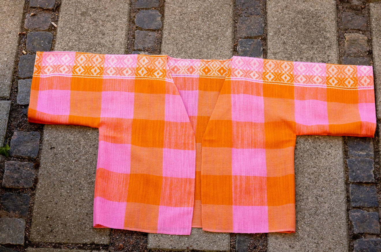En färgstark kimono ligger på marken