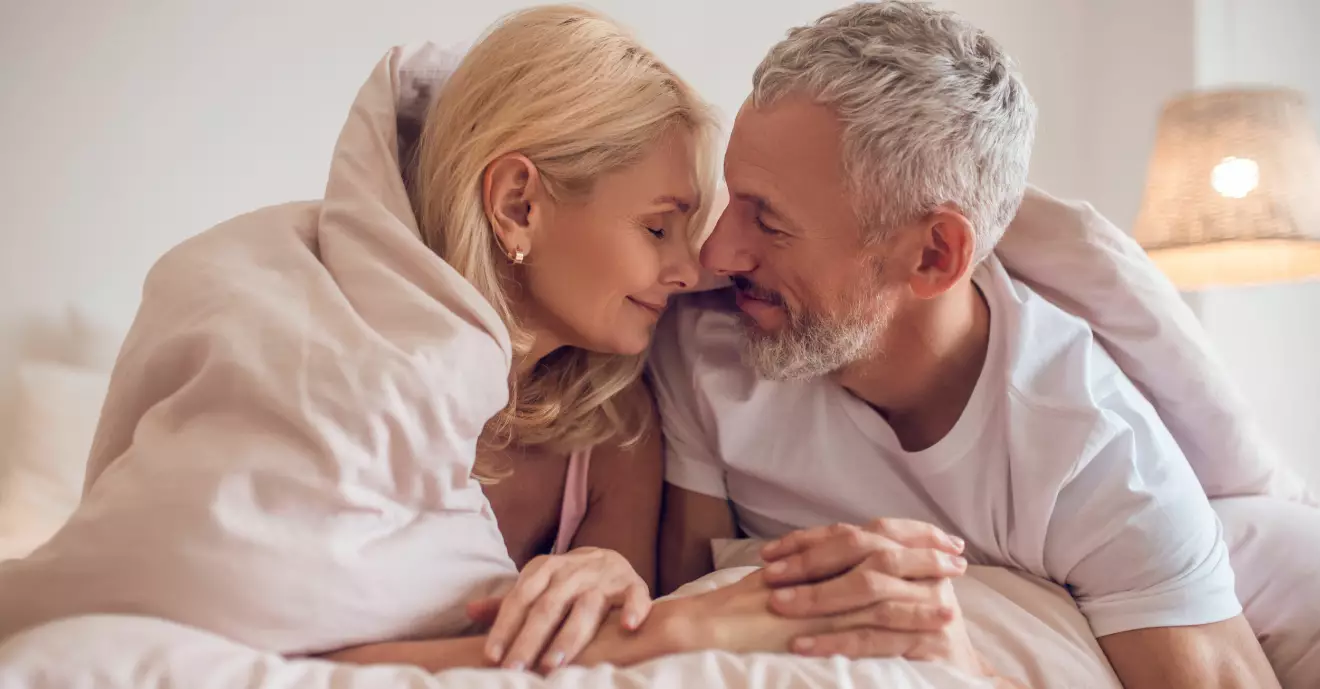 Ett par som har sex enligt den nya studien vilket gör sexet skönare för kvinnan.