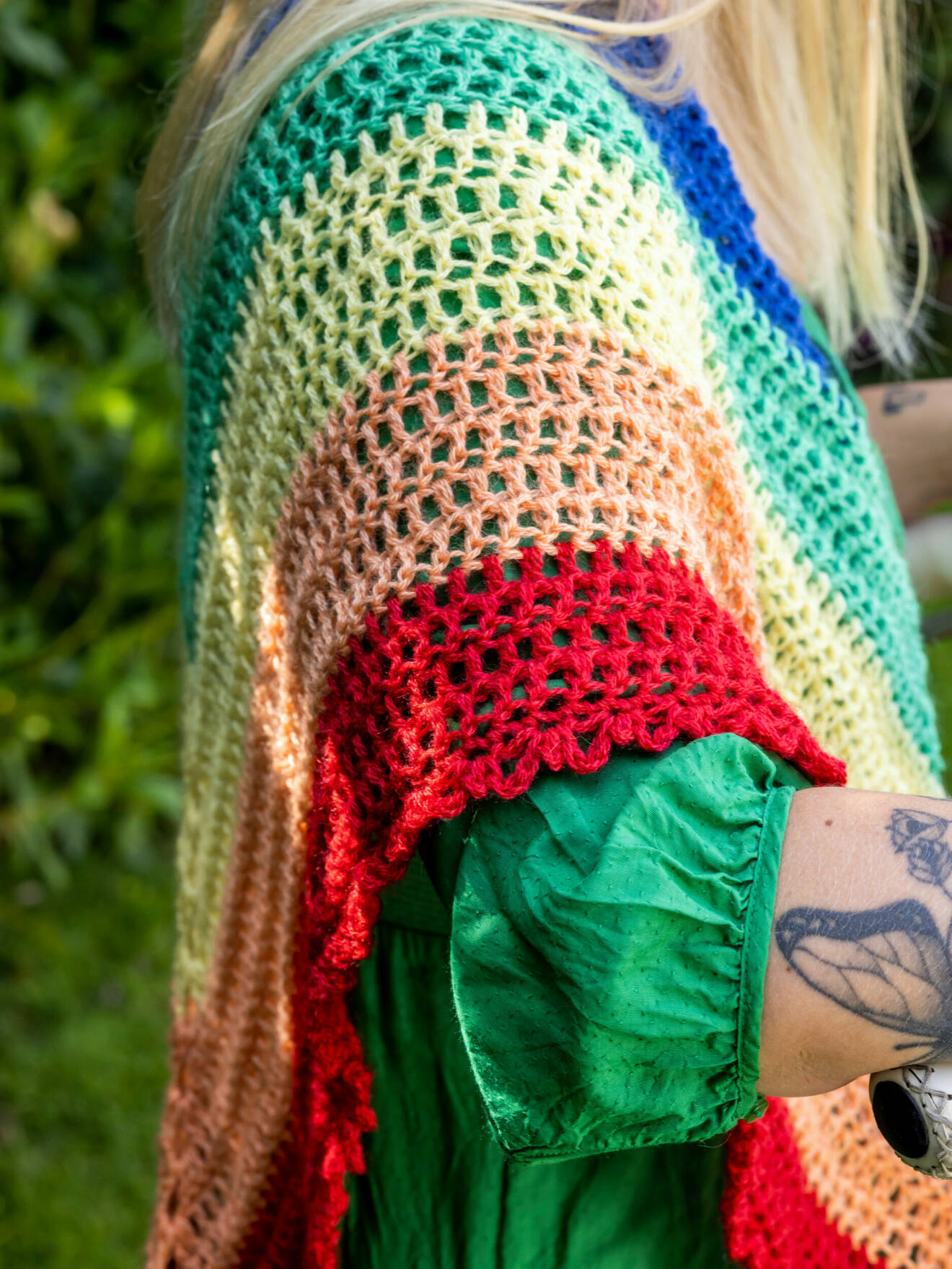 Detaljbild på en virkad sjal i glada färger
