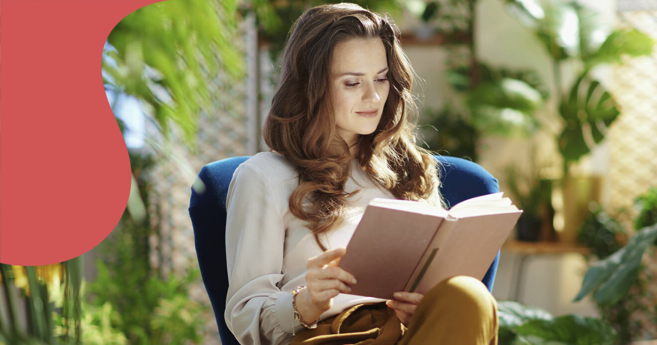 En kvinna som läser en bok